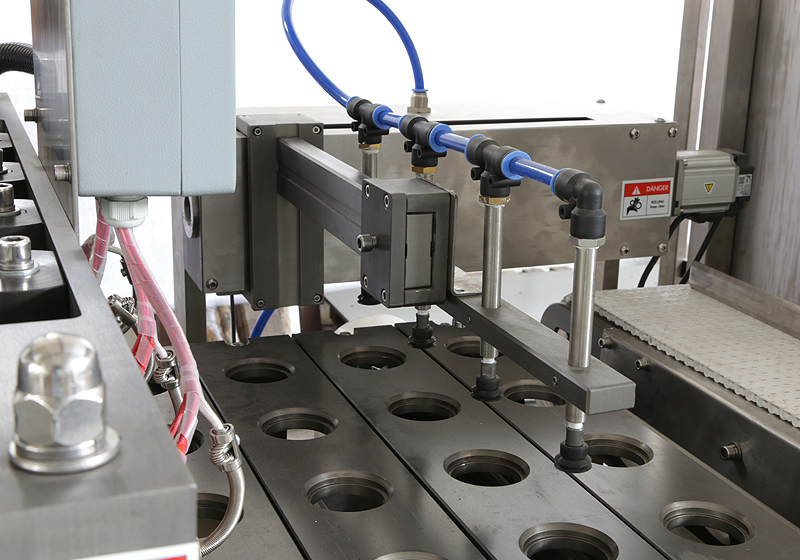 9. Finished capsule sucking to conveyor